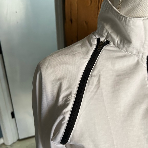 Pearl Izumi jacket with removable sleeves. - Picture 4 of 5